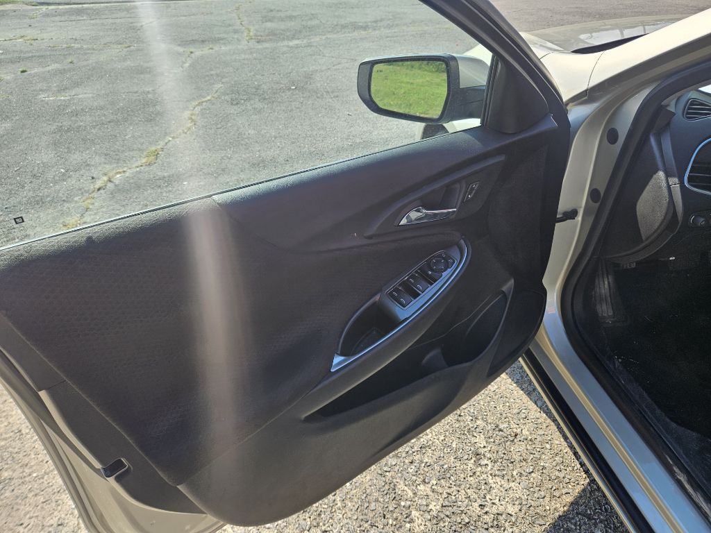 Photo 10 of this CHEVROLET MALIBU