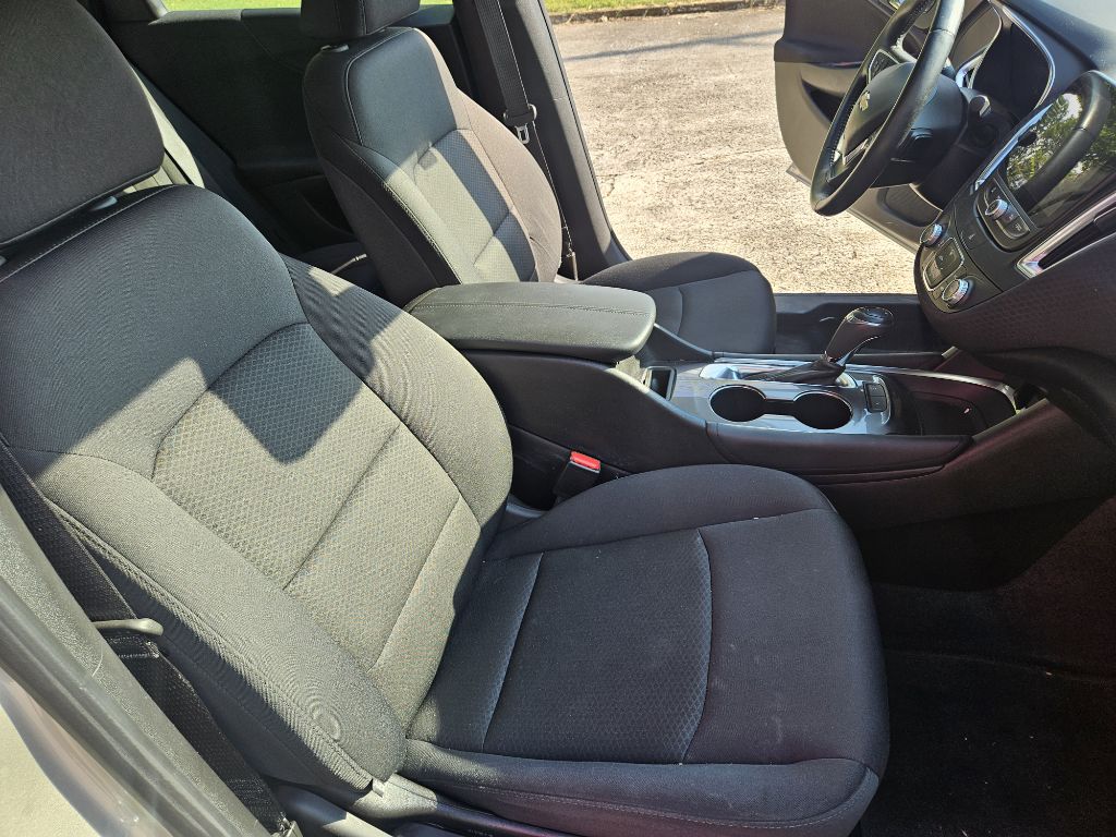 Photo 15 of this CHEVROLET MALIBU
