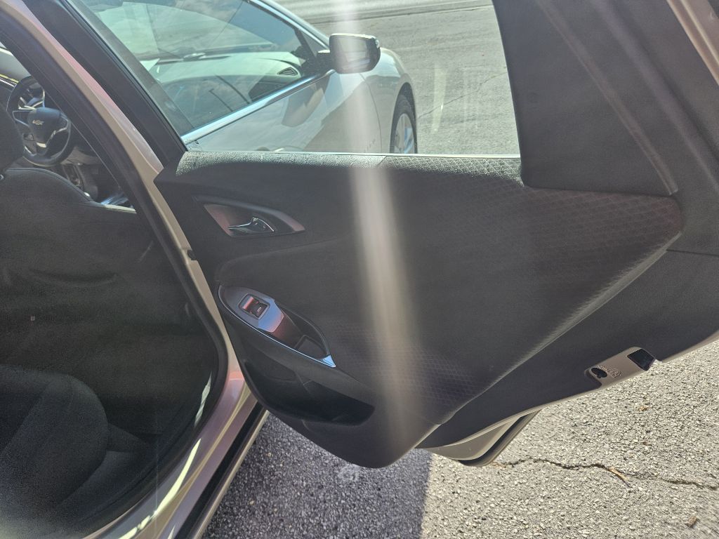 Photo 14 of this CHEVROLET MALIBU