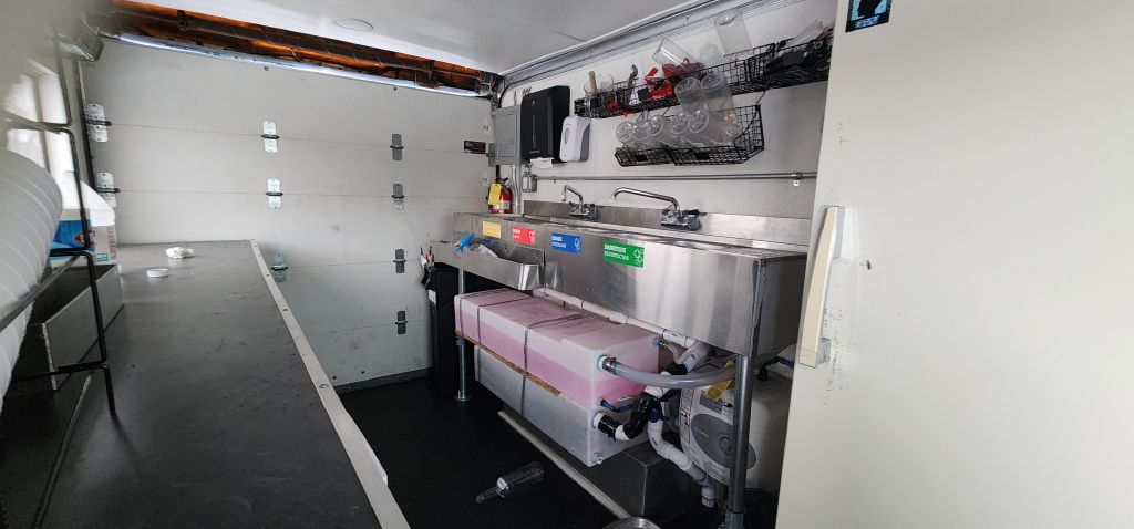 Photo 21 of this WORKHORSE CUSTOM CHA FOOD TRUCK