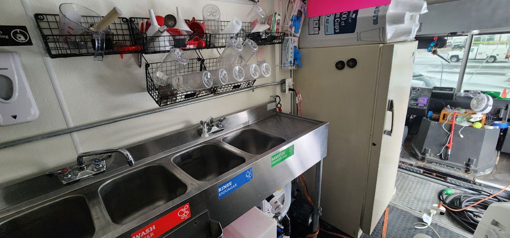 Photo 23 of this WORKHORSE CUSTOM CHA FOOD TRUCK