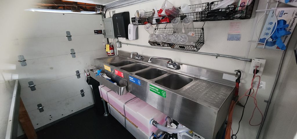 Photo 26 of this WORKHORSE CUSTOM CHA FOOD TRUCK