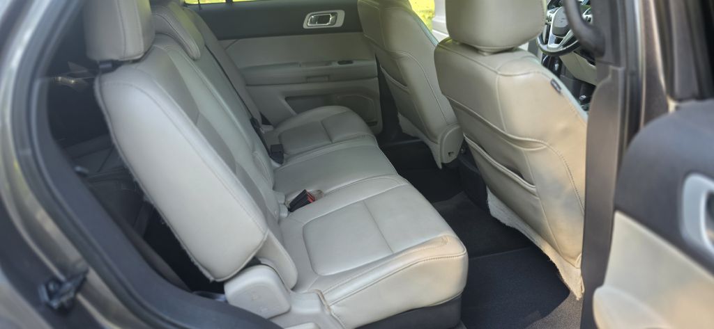 Photo 16 of this FORD EXPLORER