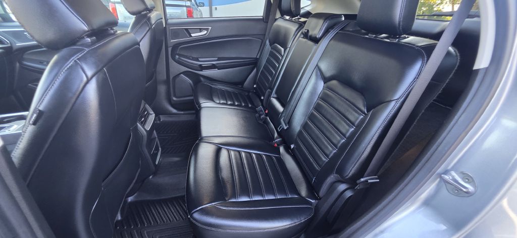 Photo 18 of this FORD EDGE