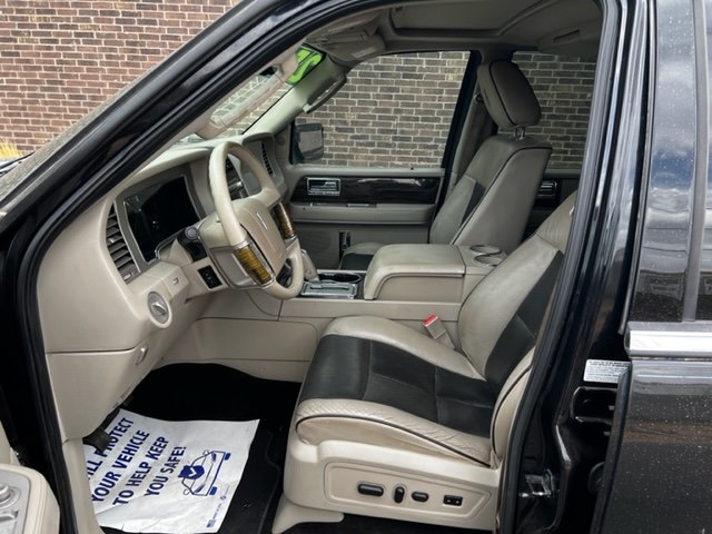 Photo 7 of this LINCOLN NAVIGATOR