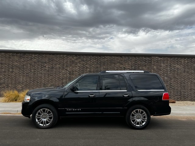 Photo 2 of this LINCOLN NAVIGATOR
