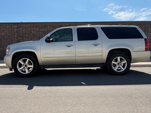 Photo 2 of this CHEVROLET SUBURBAN