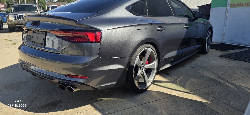 Photo 2 of this AUDI S5
