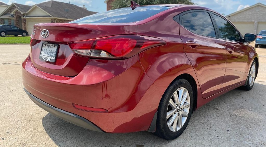 Photo 4 of this HYUNDAI ELANTRA