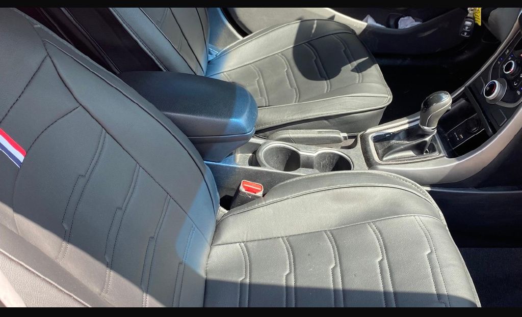 Photo 5 of this HYUNDAI ELANTRA