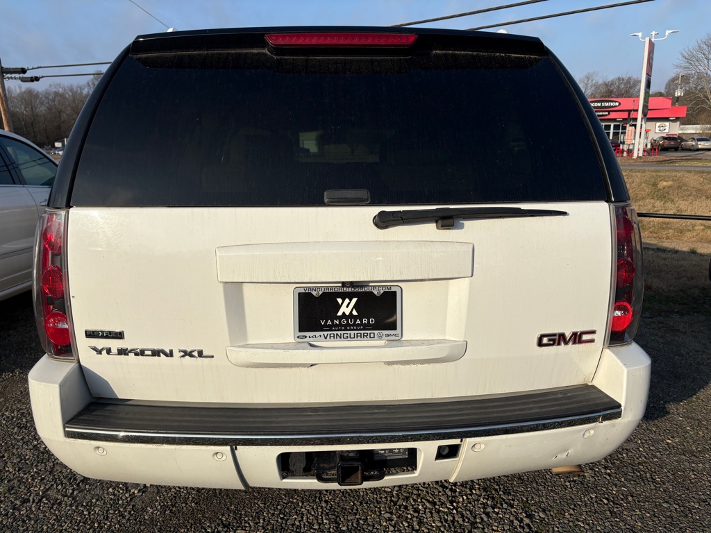 Photo 2 of this GMC YUKON XL