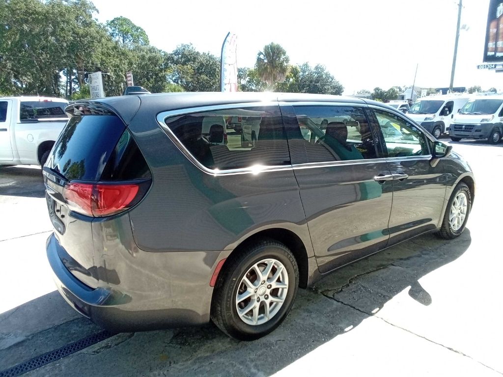 Photo 11 of this CHRYSLER VOYAGER