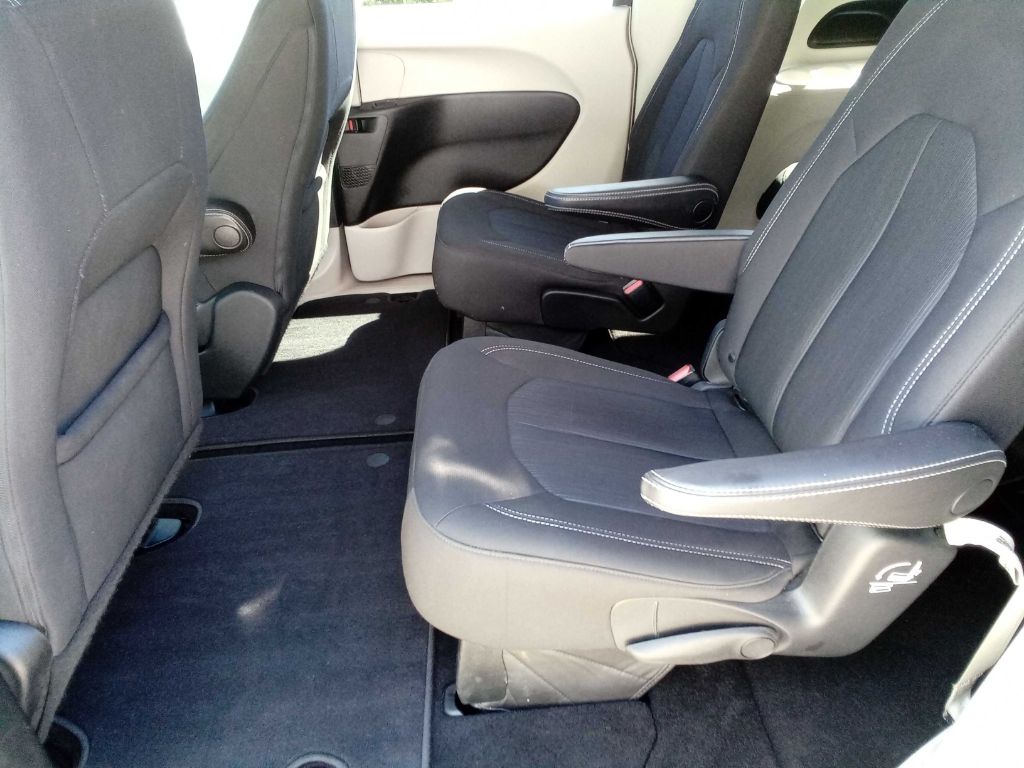 Photo 16 of this CHRYSLER VOYAGER