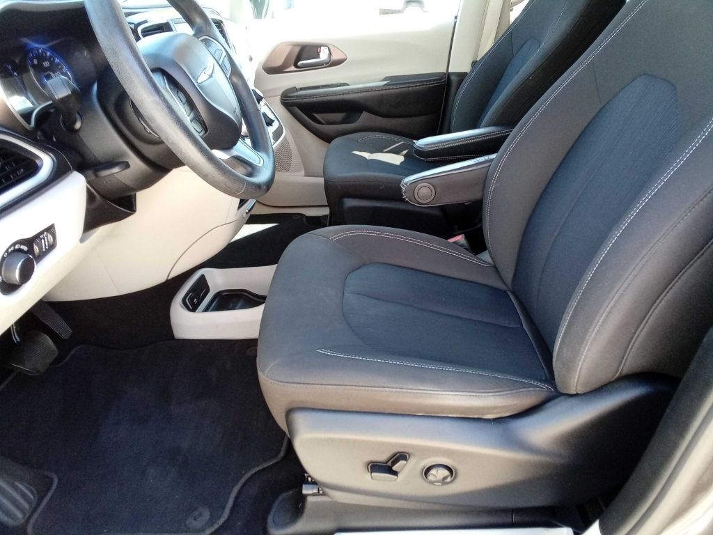 Photo 14 of this CHRYSLER VOYAGER