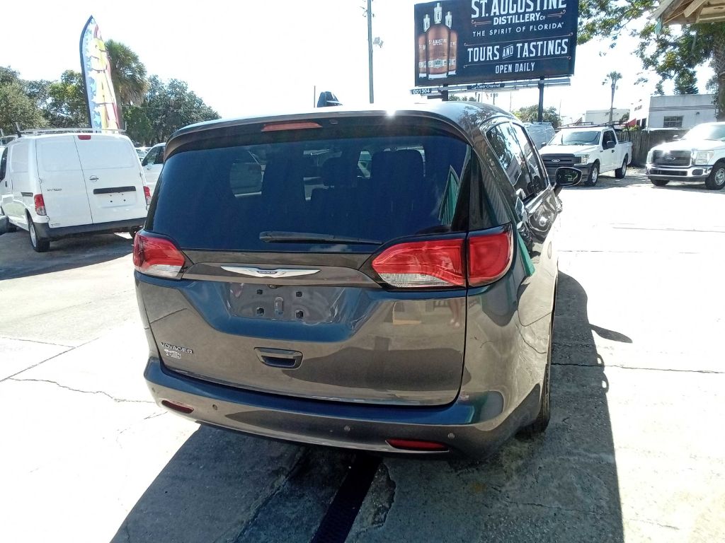 Photo 12 of this CHRYSLER VOYAGER