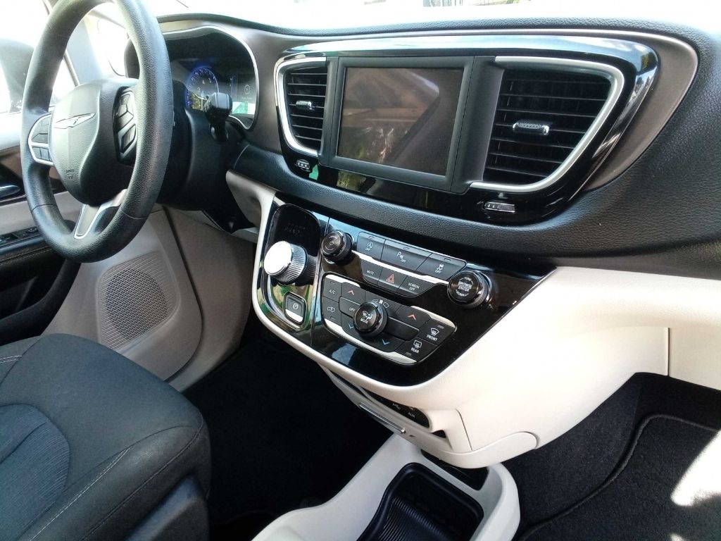 Photo 19 of this CHRYSLER VOYAGER