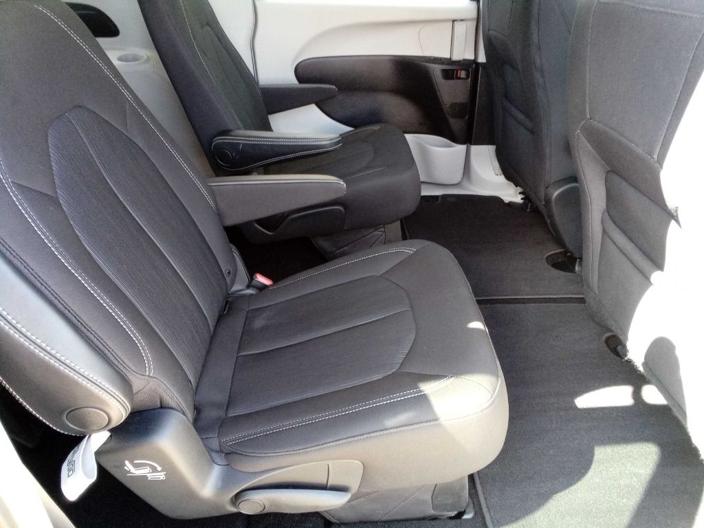 Photo 20 of this CHRYSLER VOYAGER