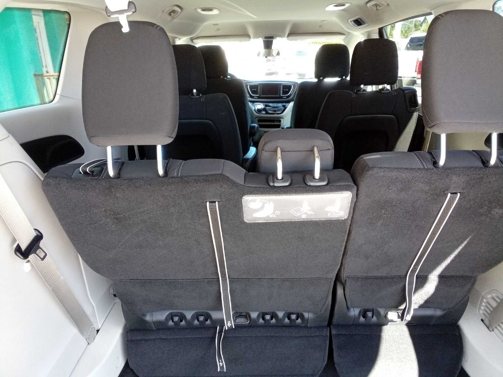 Photo 21 of this CHRYSLER VOYAGER