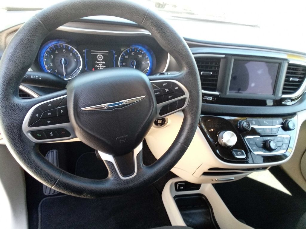 Photo 15 of this CHRYSLER VOYAGER