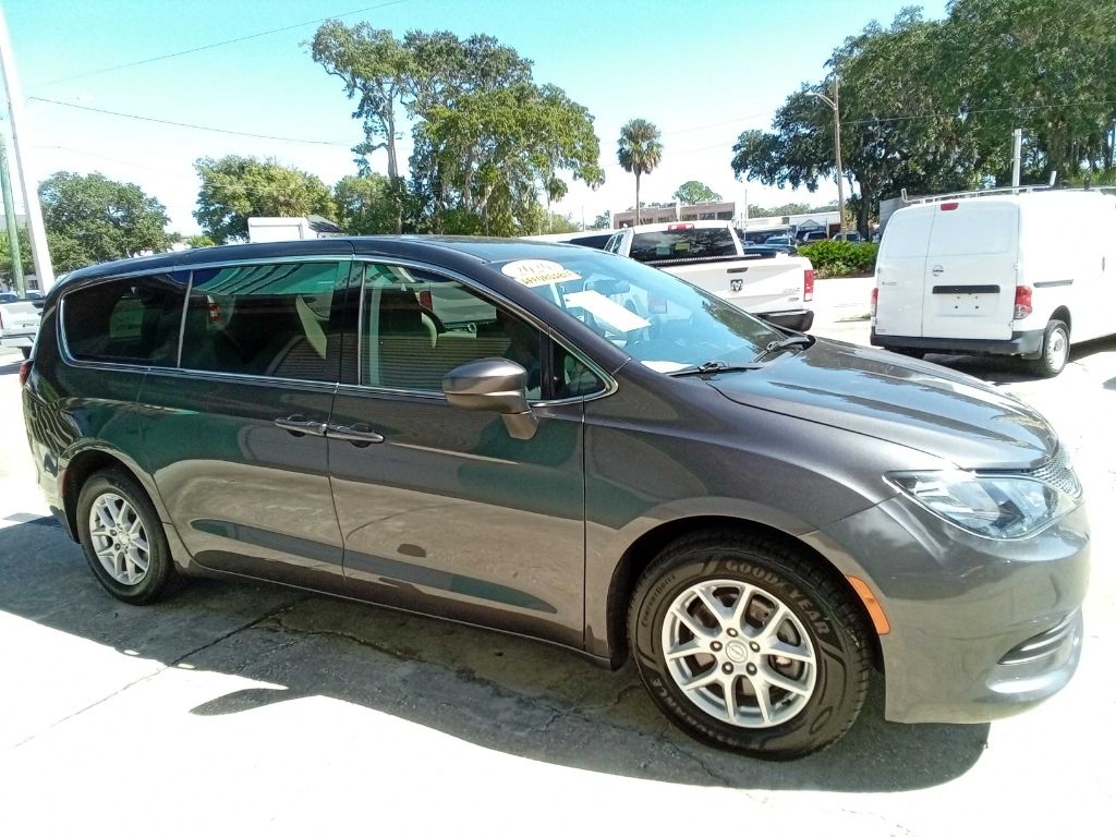 Photo 10 of this CHRYSLER VOYAGER