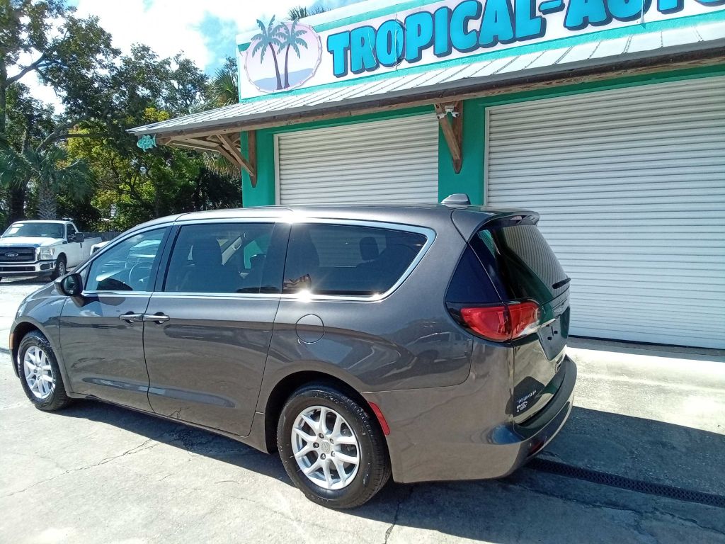 Photo 6 of this CHRYSLER VOYAGER