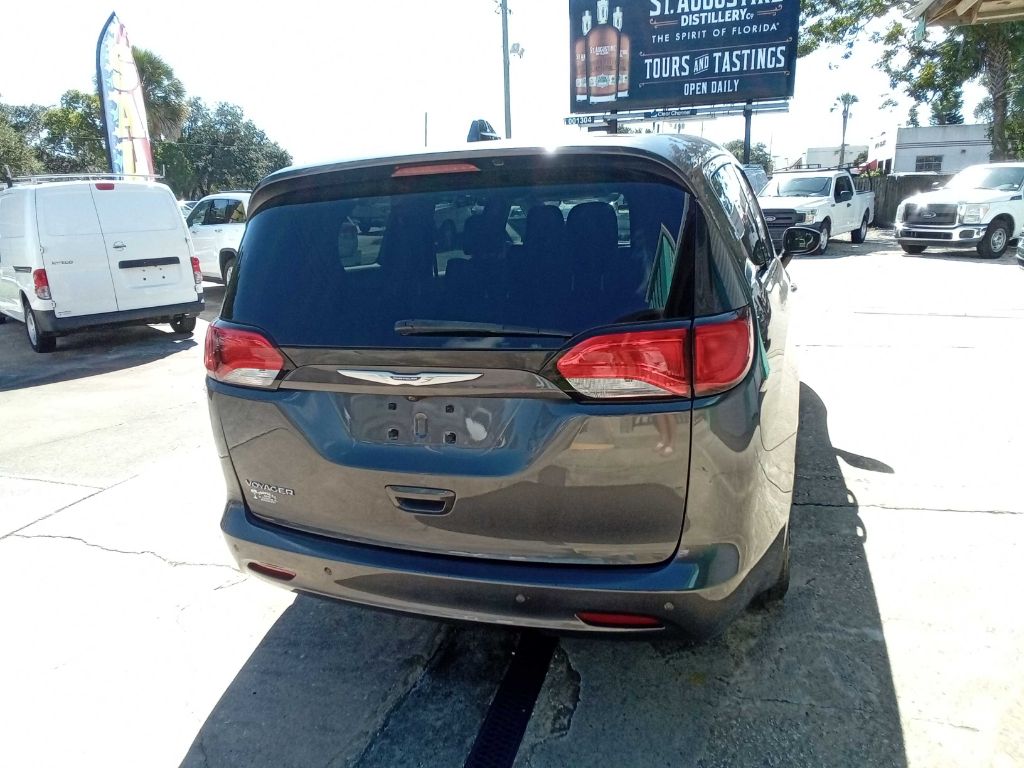 Photo 13 of this CHRYSLER VOYAGER