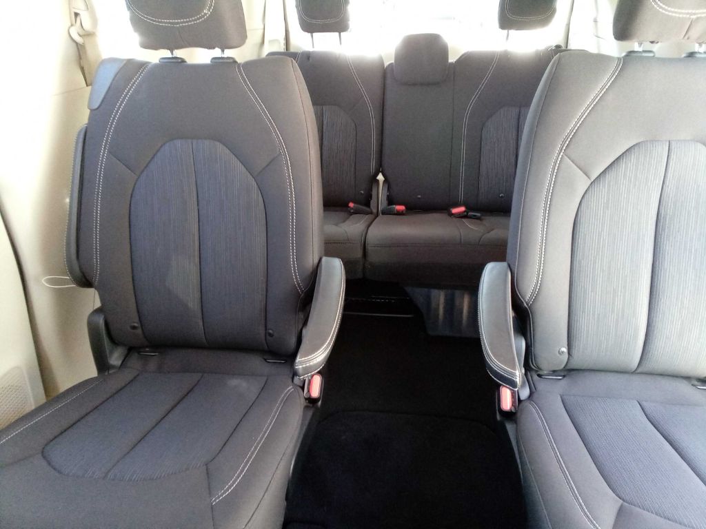 Photo 17 of this CHRYSLER VOYAGER
