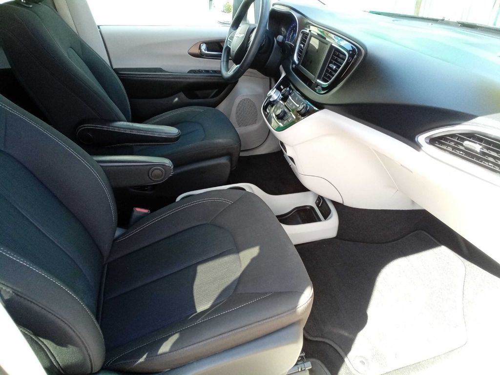 Photo 18 of this CHRYSLER VOYAGER