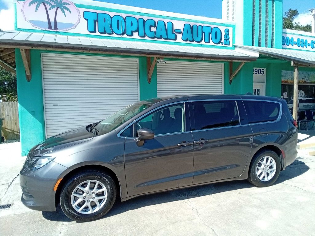 Photo 2 of this CHRYSLER VOYAGER
