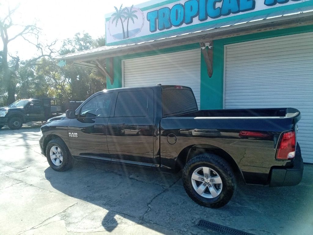 Photo 4 of this RAM 1500 CREW