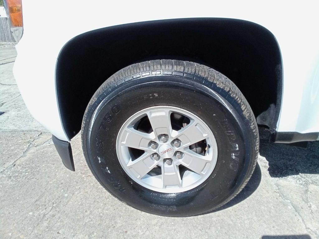 Photo 23 of this GMC CANYON