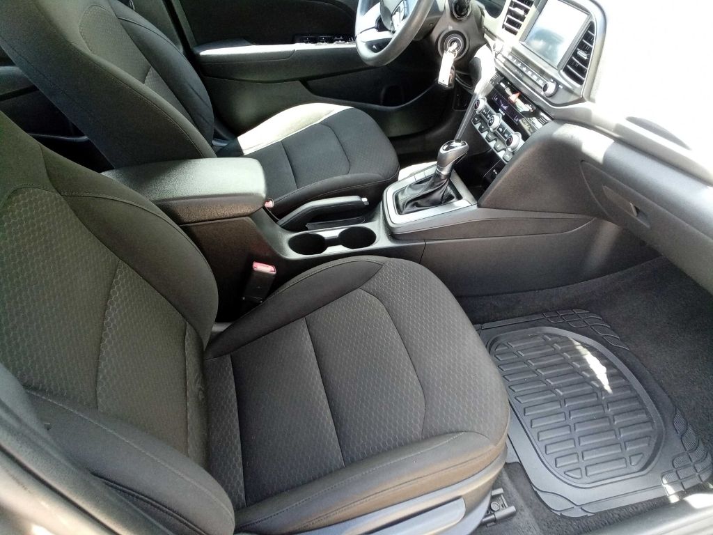 Photo 18 of this HYUNDAI ELANTRA