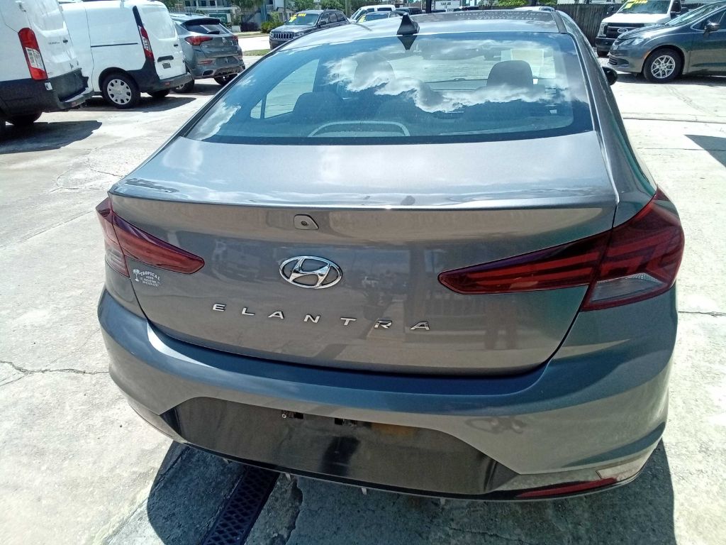 Photo 14 of this HYUNDAI ELANTRA