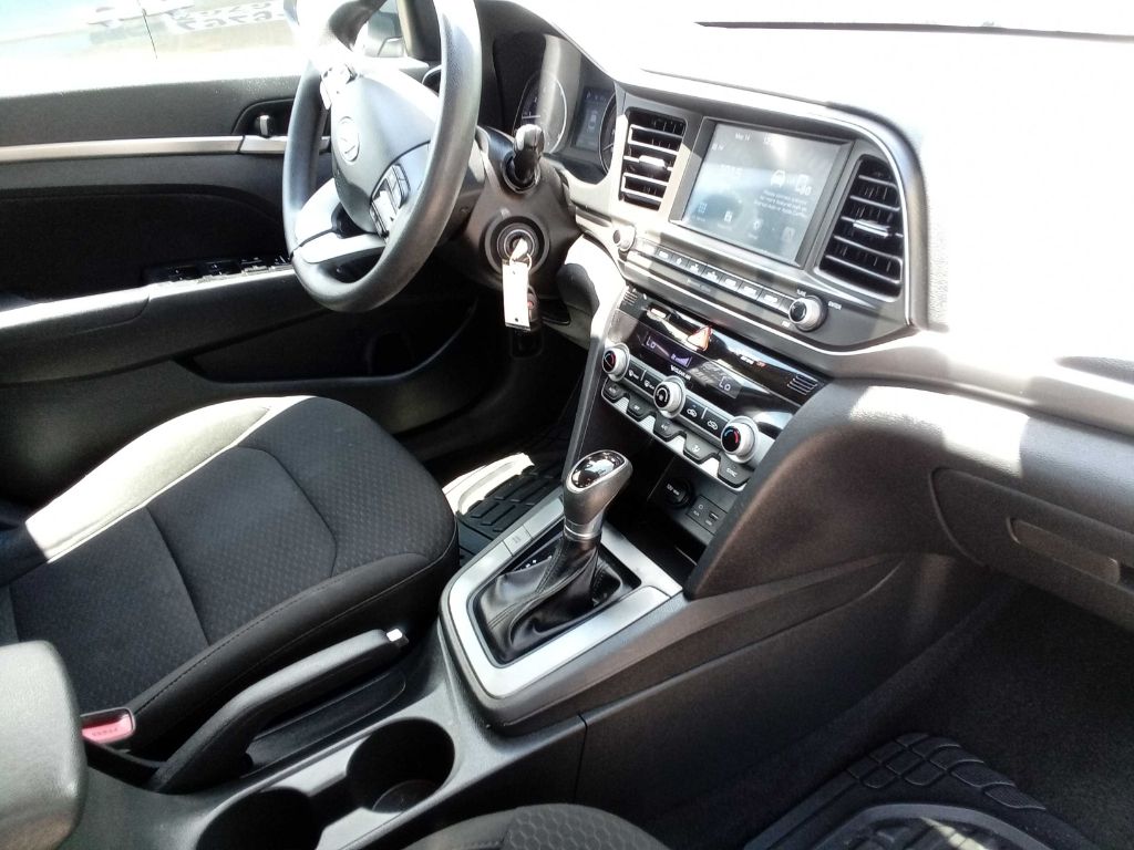 Photo 19 of this HYUNDAI ELANTRA