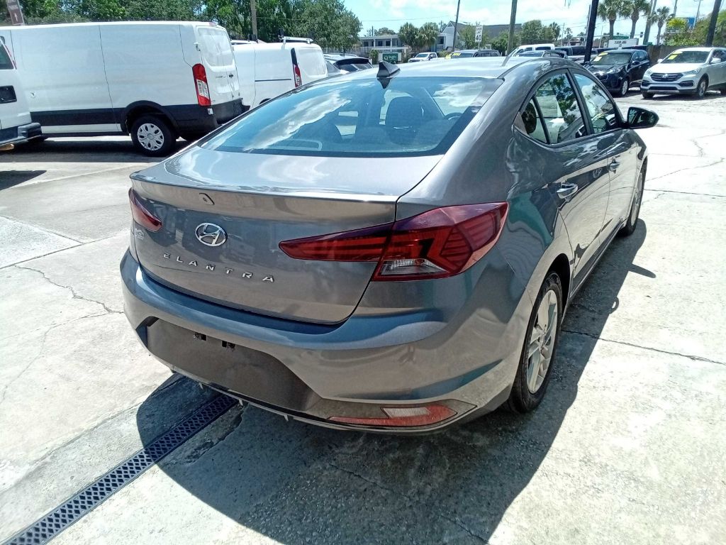 Photo 13 of this HYUNDAI ELANTRA