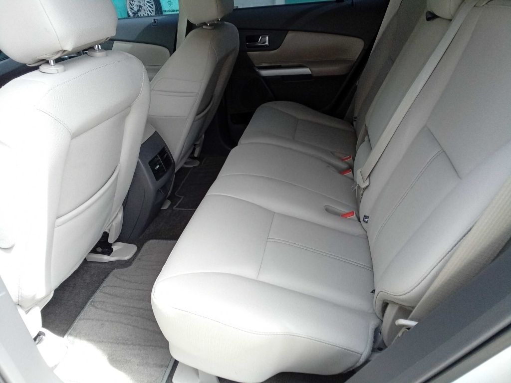 Photo 16 of this FORD EDGE