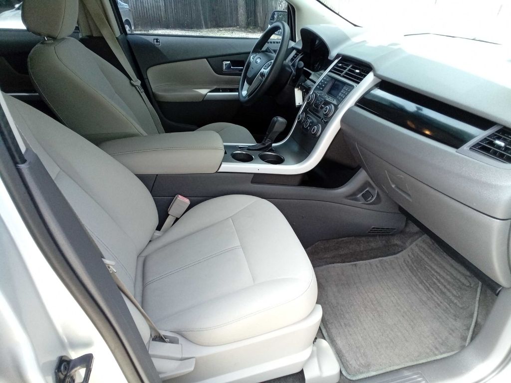 Photo 17 of this FORD EDGE