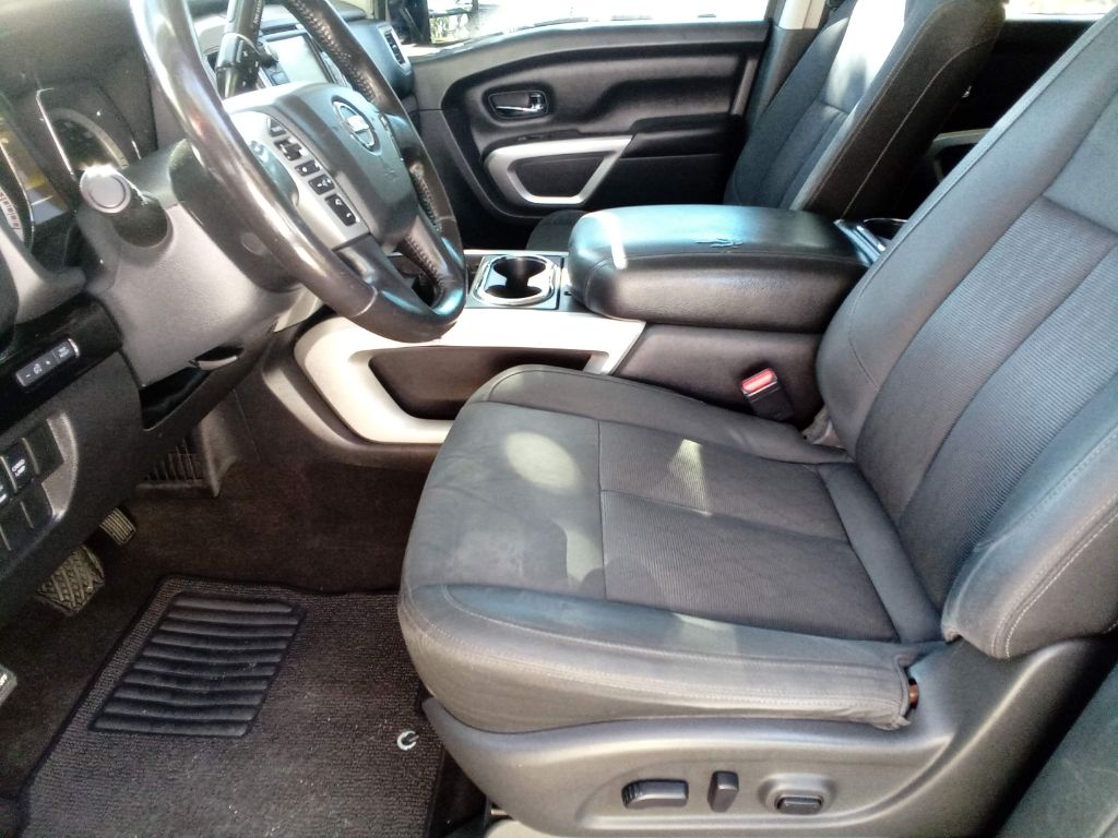 Photo 13 of this NISSAN TITAN