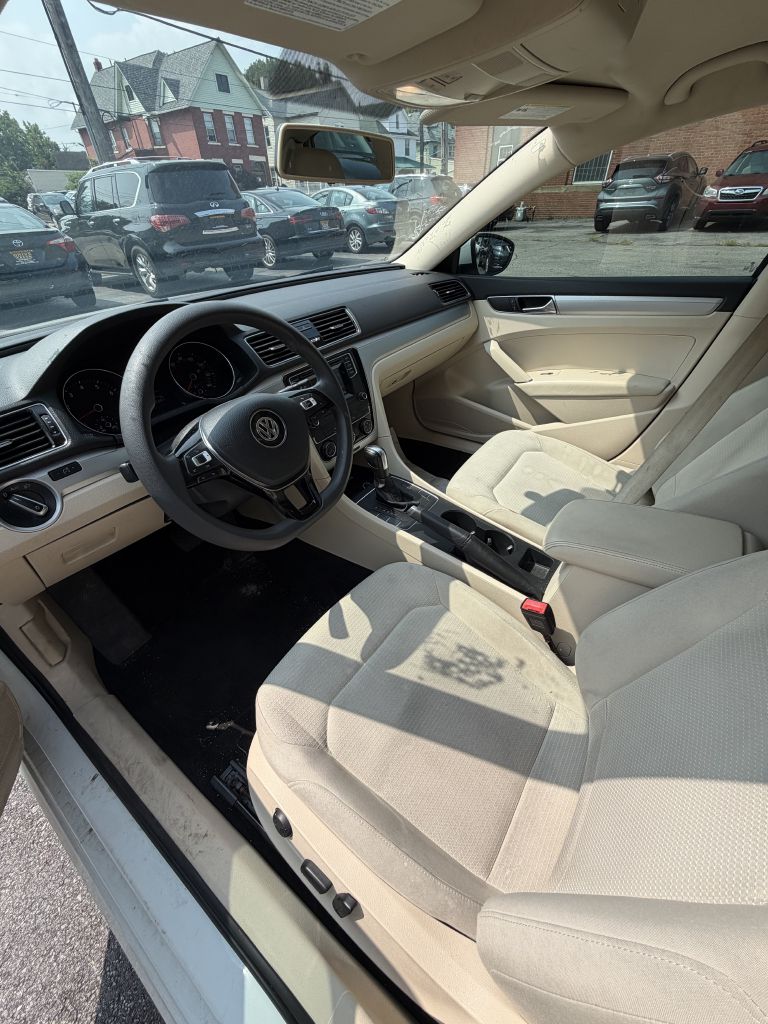 Photo 4 of this VOLKSWAGEN PASSAT