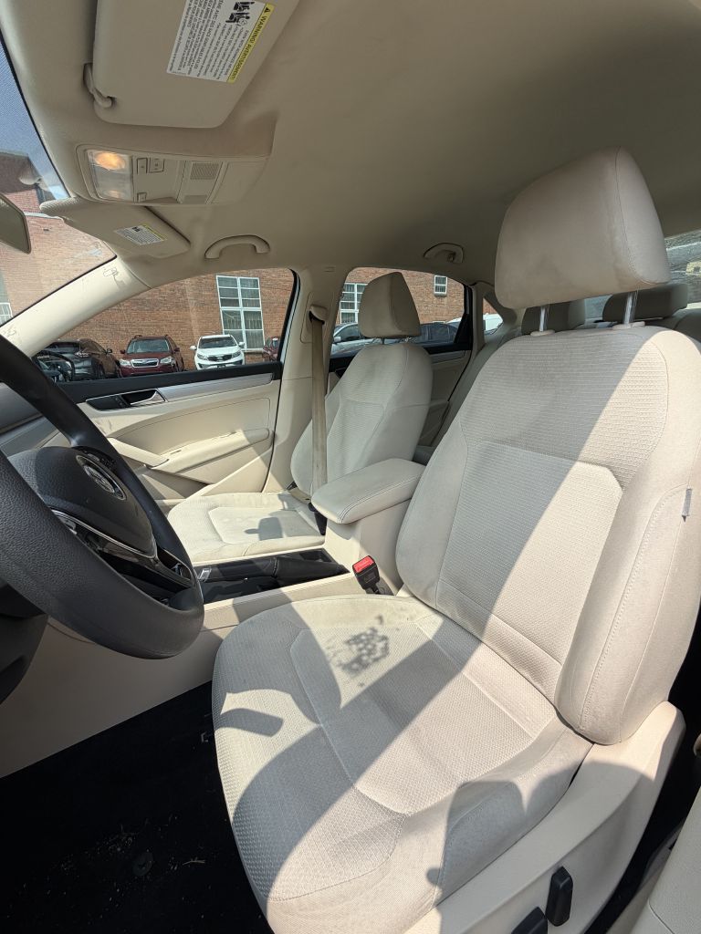 Photo 5 of this VOLKSWAGEN PASSAT