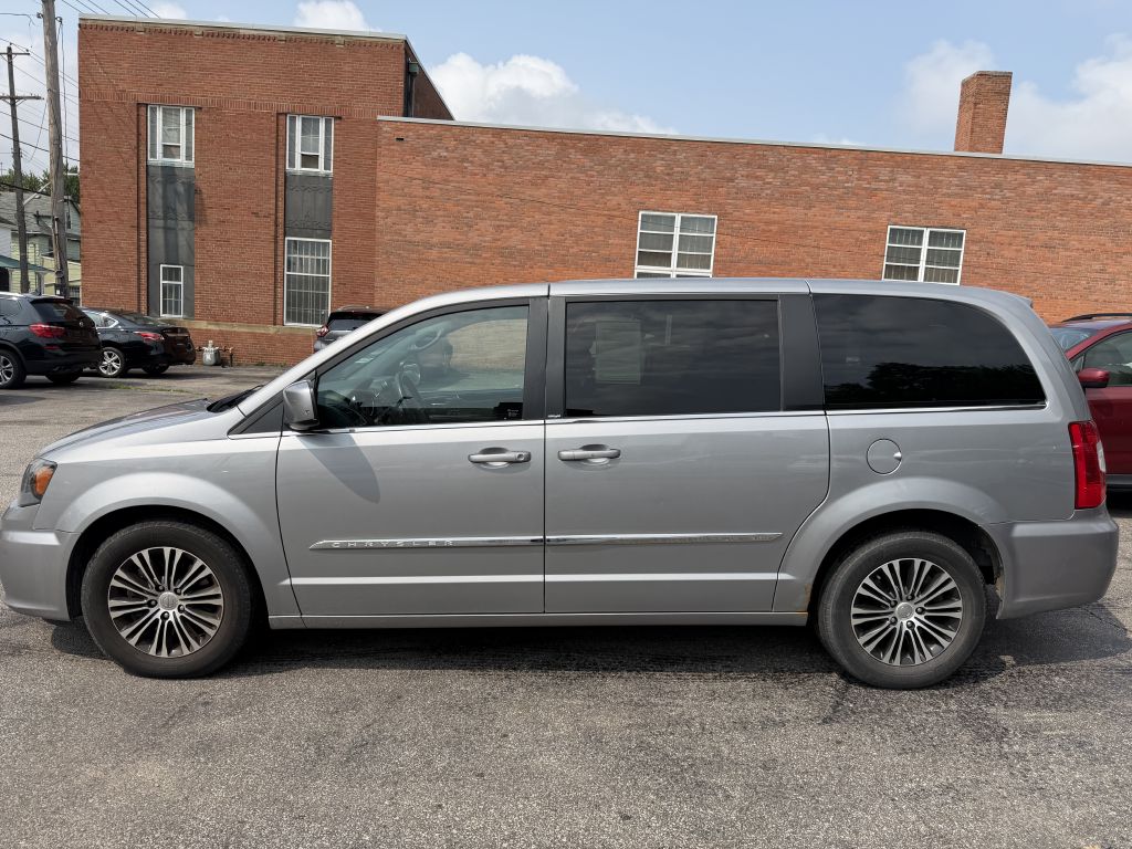 Photo 3 of this CHRYSLER TOWN AND COUNTR