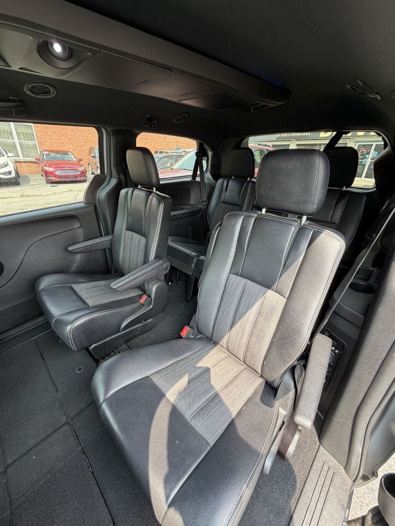 Photo 6 of this CHRYSLER TOWN AND COUNTR