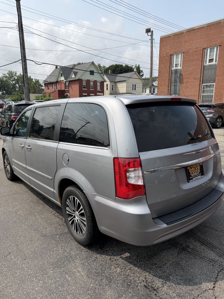 Photo 7 of this CHRYSLER TOWN AND COUNTR