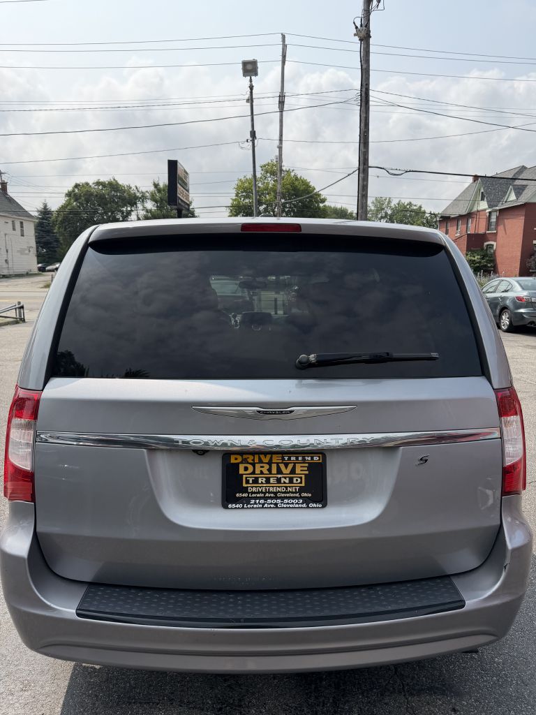 Photo 8 of this CHRYSLER TOWN AND COUNTR