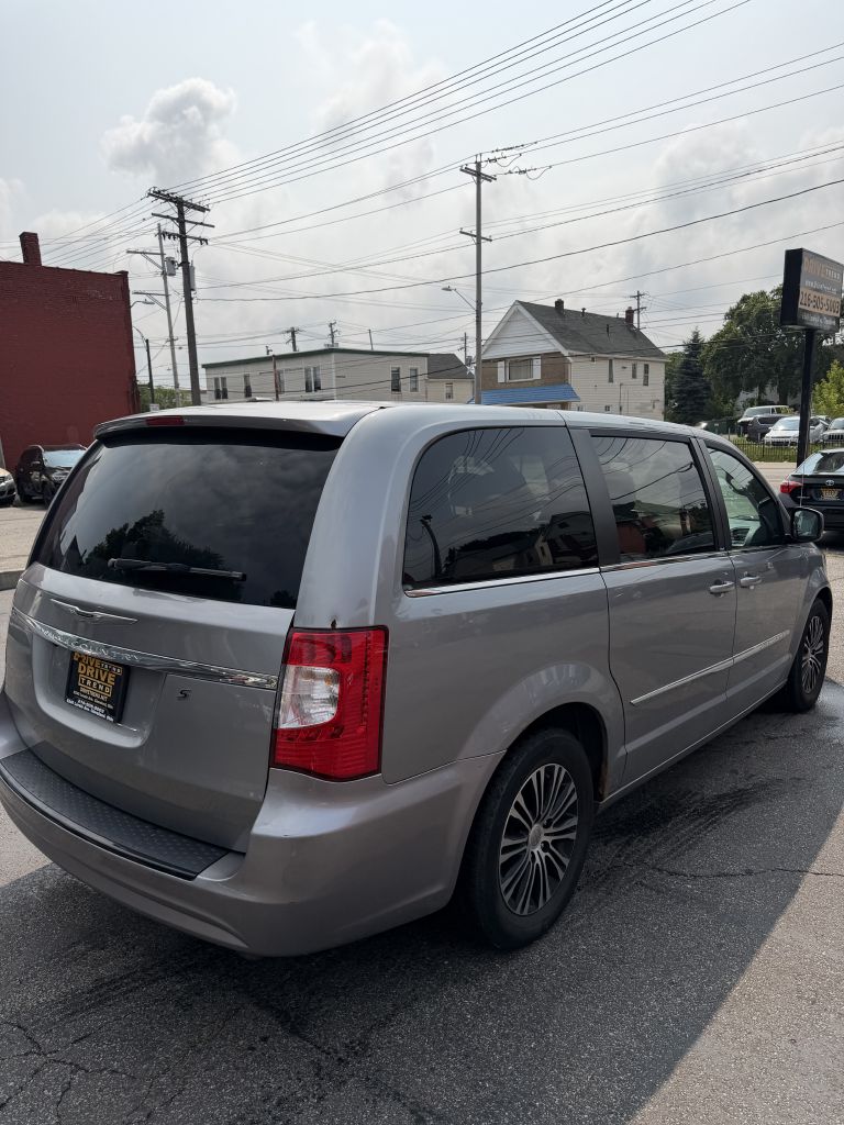 Photo 9 of this CHRYSLER TOWN AND COUNTR