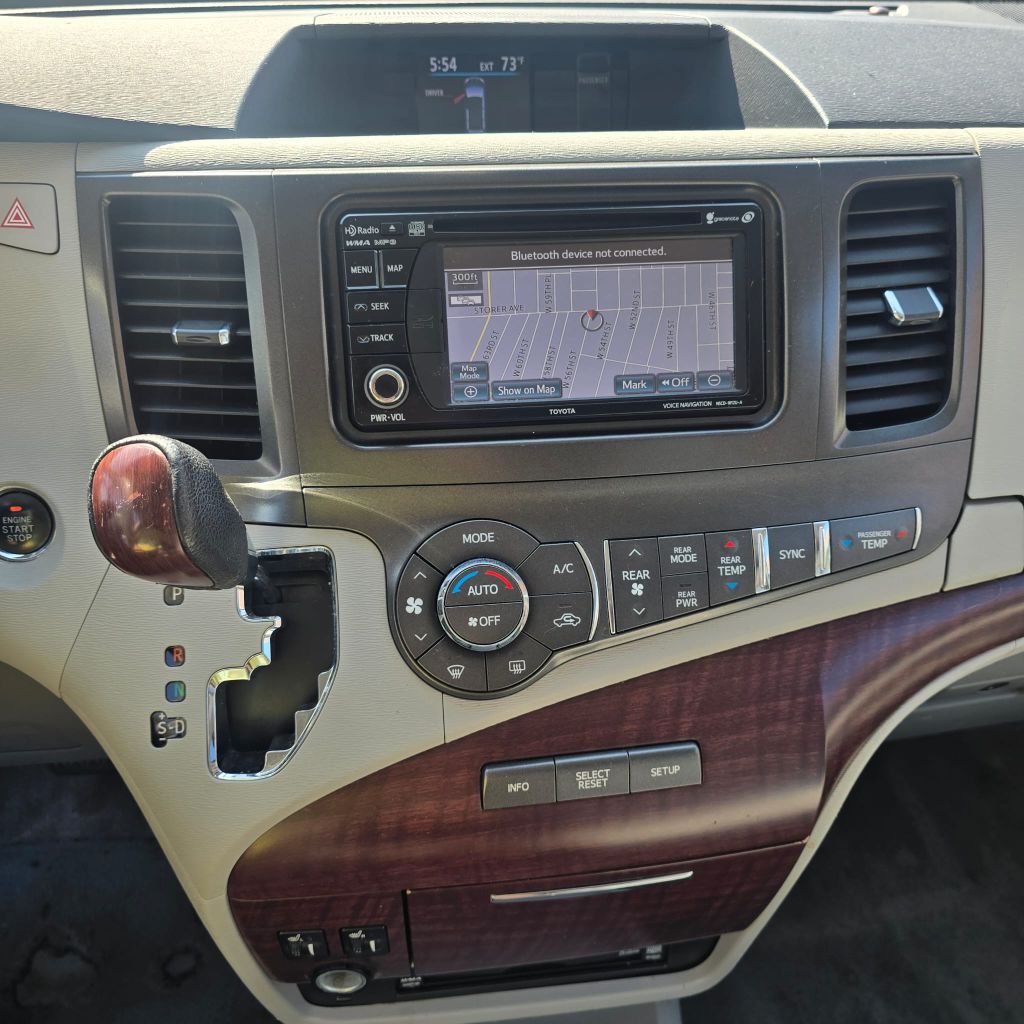 Photo 11 of this TOYOTA SIENNA