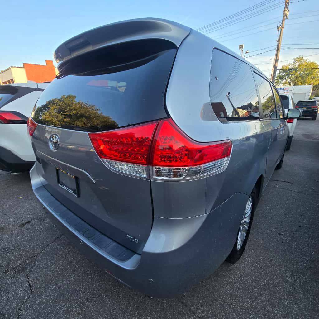 Photo 3 of this TOYOTA SIENNA