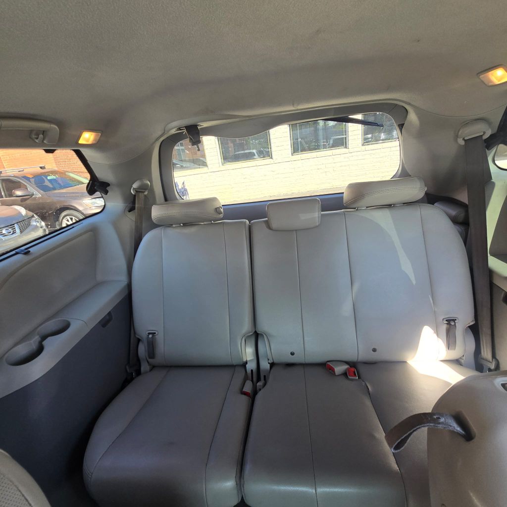 Photo 6 of this TOYOTA SIENNA
