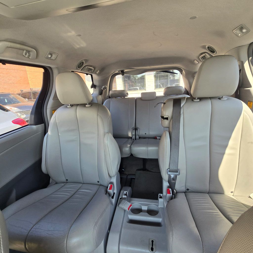 Photo 9 of this TOYOTA SIENNA