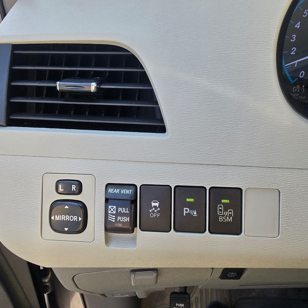 Photo 14 of this TOYOTA SIENNA